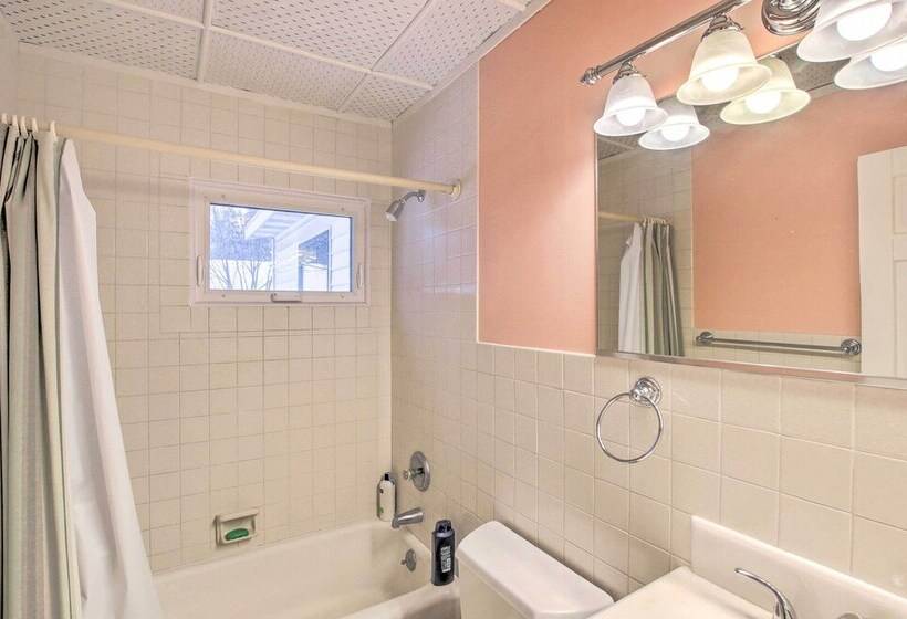 Green Lake Vacation Home W/ Screened Porch!