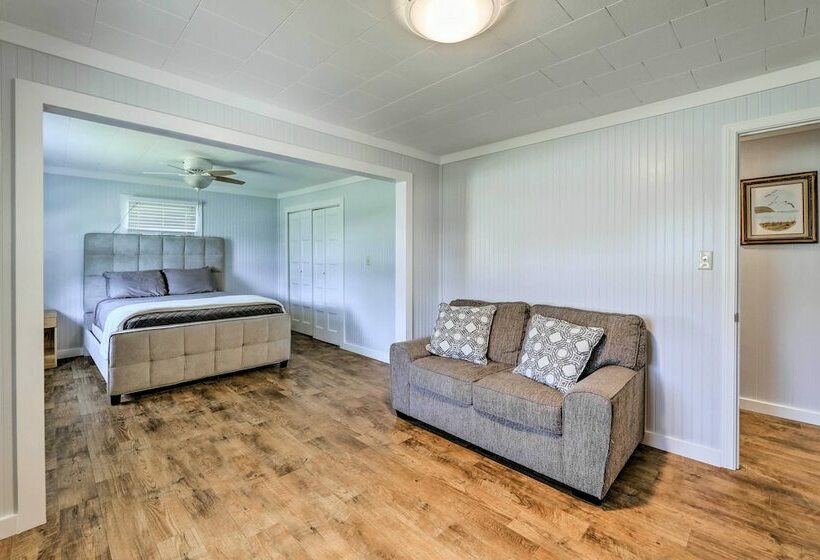 Harkers Island Home With Porch ~ 1 Mi To Marina!