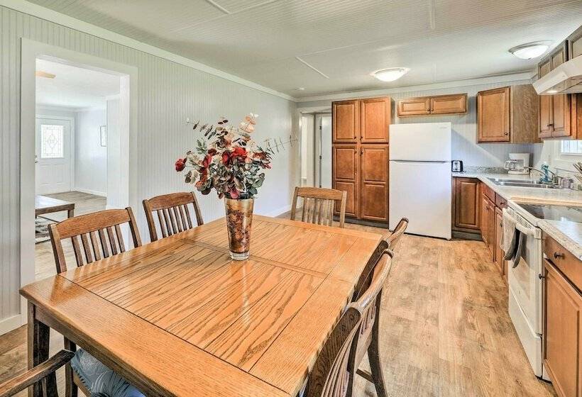 Harkers Island Home With Porch ~ 1 Mi To Marina!