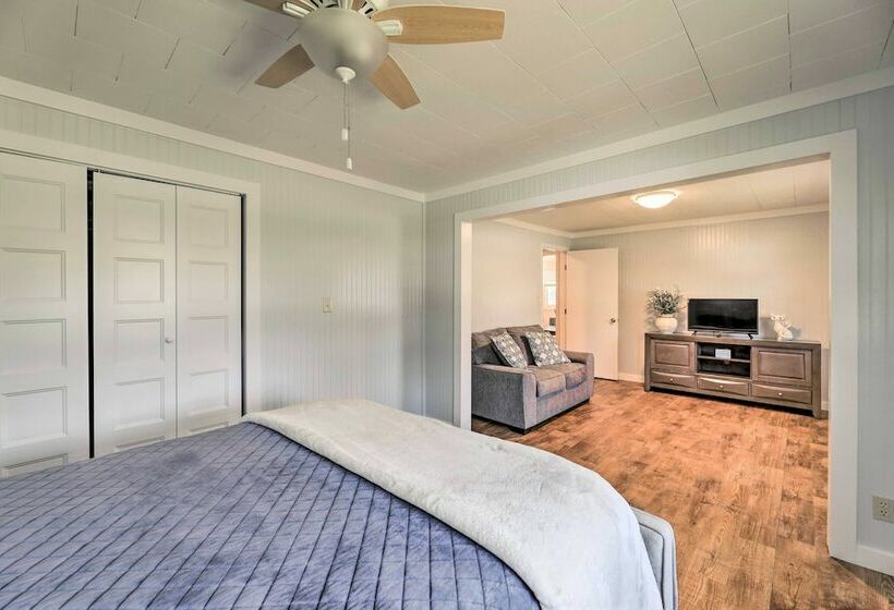 Harkers Island Home With Porch ~ 1 Mi To Marina!