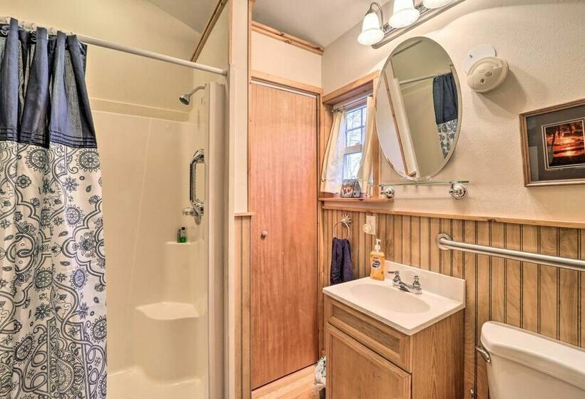 High Country Newland Cabin W/ Deck + Fire Pit!