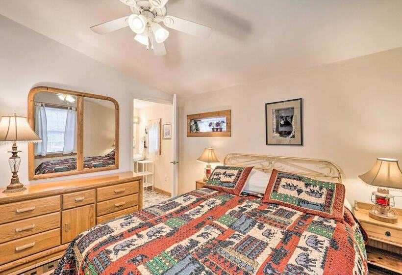 High Country Newland Cabin W/ Deck + Fire Pit!