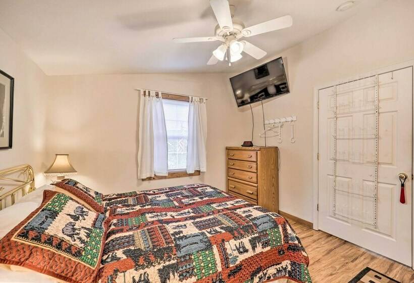 High Country Newland Cabin W/ Deck + Fire Pit!