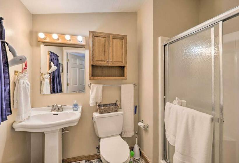 High Country Newland Cabin W/ Deck + Fire Pit!