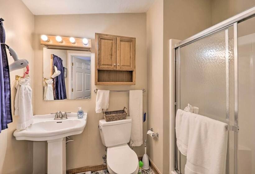 High Country Newland Cabin W/ Deck + Fire Pit!