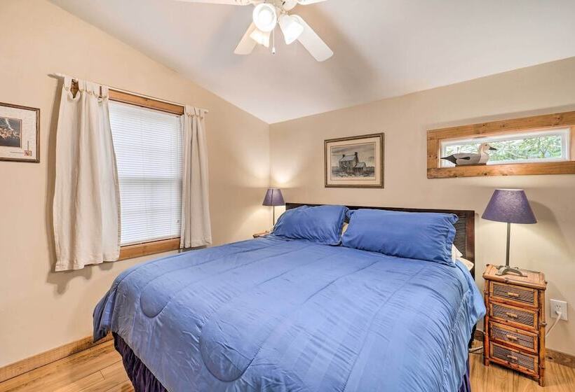 High Country Newland Cabin W/ Deck + Fire Pit!