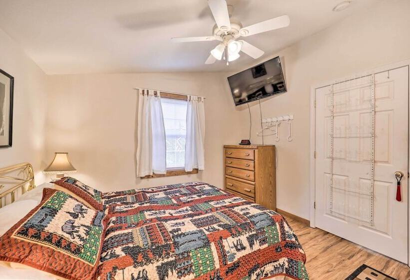 High Country Newland Cabin W/ Deck + Fire Pit!