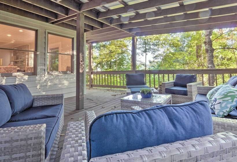Highlands Home W/ Fireplace, Views, & Trails!