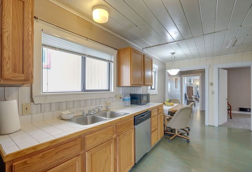 Hilltop Hideout W/ Sweeping Birch Bay Views