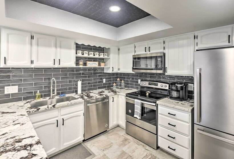 Home W/ Arizona Room ~ 5 Mi To Lake Havasu!