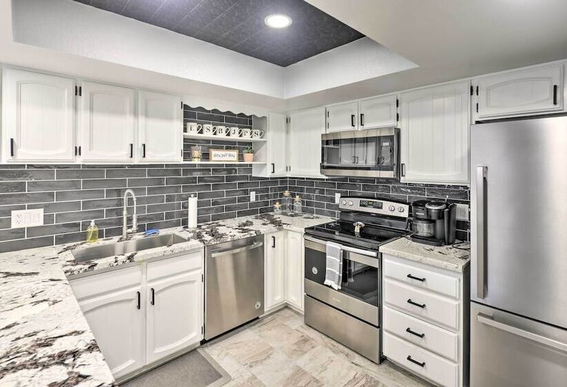 Home W/ Arizona Room ~ 5 Mi To Lake Havasu!