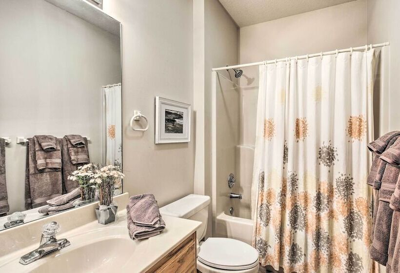 Home W/ Deck Near Lake Avalon, Boat Ramp + Golf!