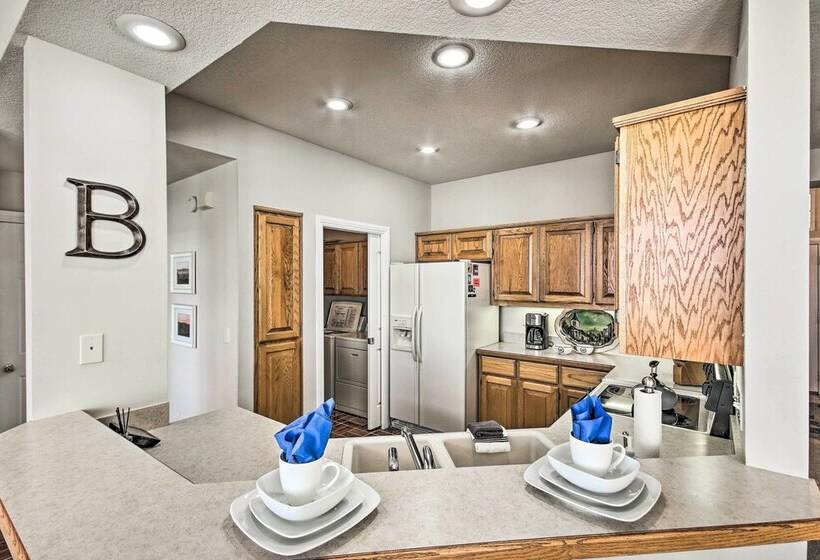 Home W/ Deck Near Lake Avalon, Boat Ramp + Golf!