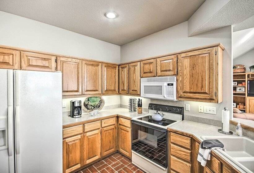 Home W/ Deck Near Lake Avalon, Boat Ramp + Golf!