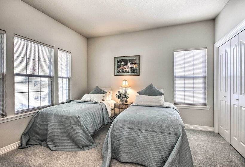 Home W/ Deck Near Lake Avalon, Boat Ramp + Golf!