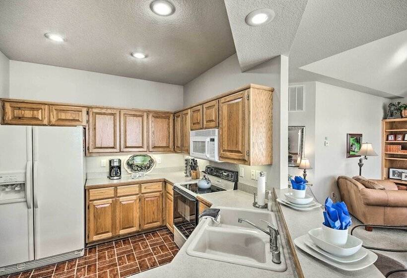 Home W/ Deck Near Lake Avalon, Boat Ramp + Golf!