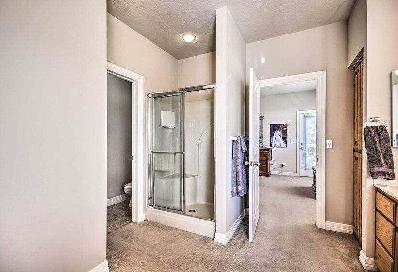 Home W/ Deck Near Lake Avalon, Boat Ramp + Golf!