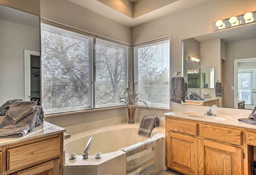 Home W/ Deck Near Lake Avalon, Boat Ramp + Golf!