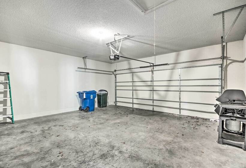 Home W/ Deck Near Lake Avalon, Boat Ramp + Golf!