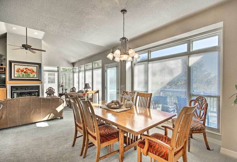 Home W/ Deck Near Lake Avalon, Boat Ramp + Golf!