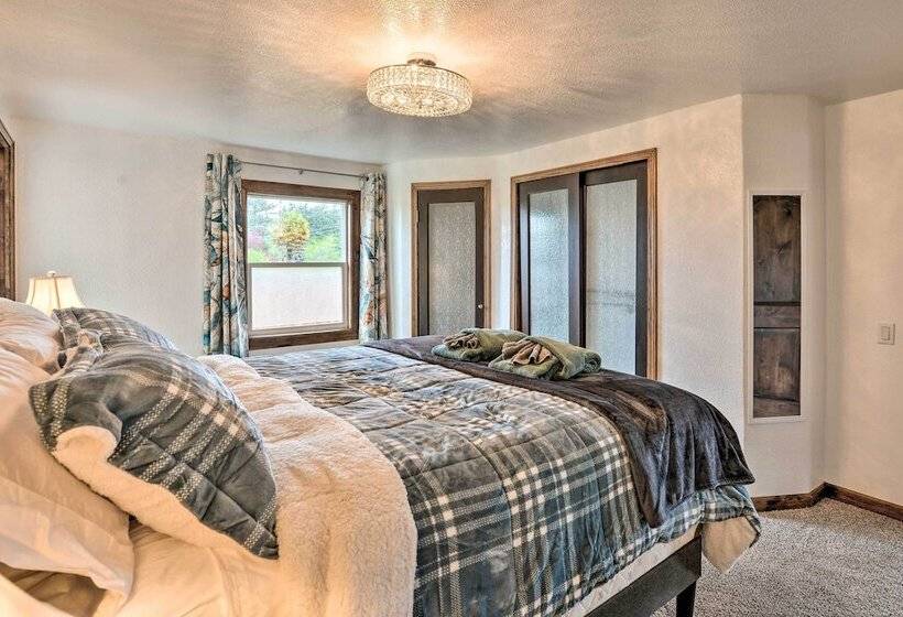 Horse And Dog Friendly Home Near Redwoods!