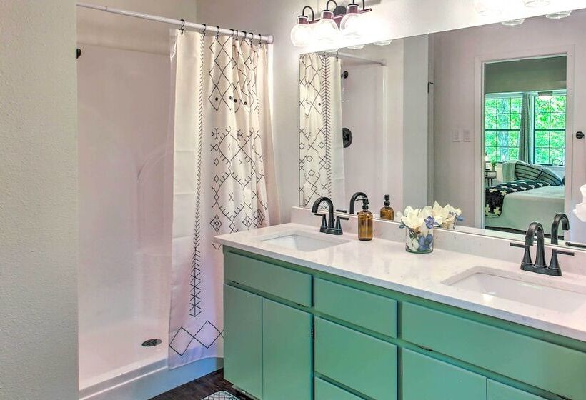 Deck & Resort Amenities: Hot Springs Home!