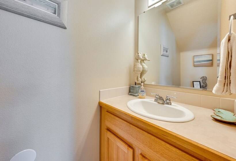 Ideally Located Nampa Home W/ Office Area & Patio!