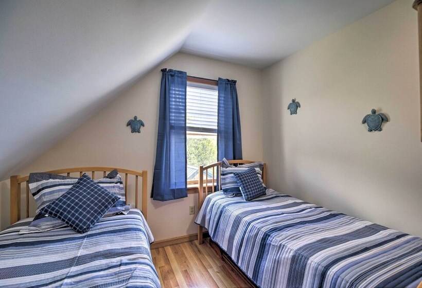 Lake Champlain Home W/ Decks, Kayaks & Fire Pit!