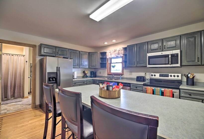 Lake Champlain Home W/ Decks, Kayaks & Fire Pit!