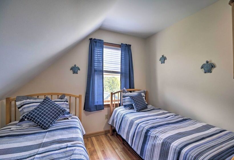 Lake Champlain Home W/ Decks, Kayaks & Fire Pit!