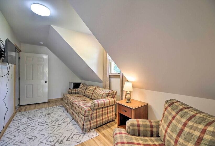 Lake Champlain Home W/ Decks, Kayaks & Fire Pit!