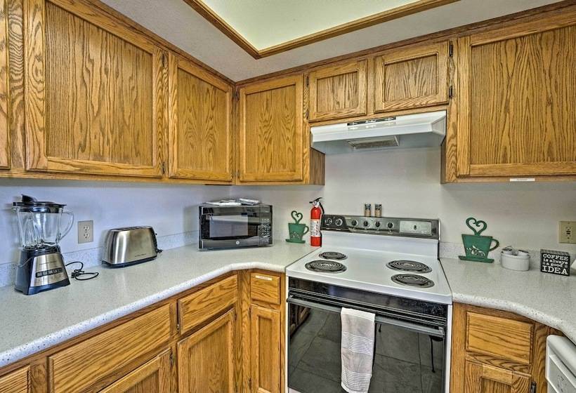 Lake Havasu City Retreat W/ Mtn Views & Patio!