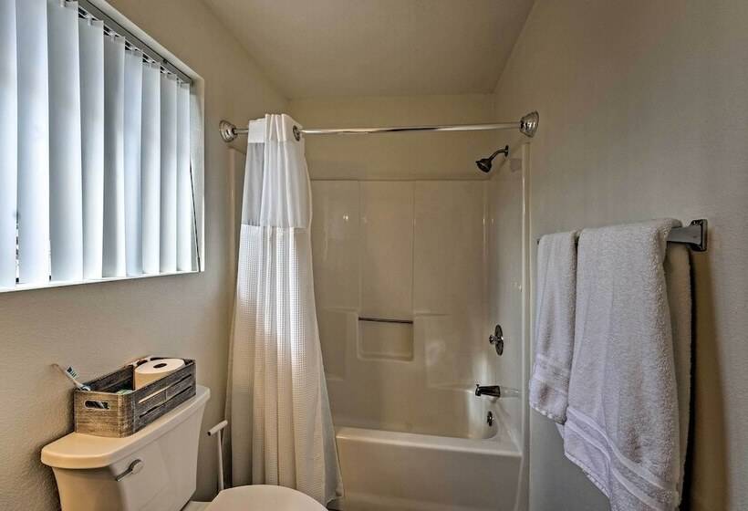 Lake Havasu City Retreat W/ Mtn Views & Patio!