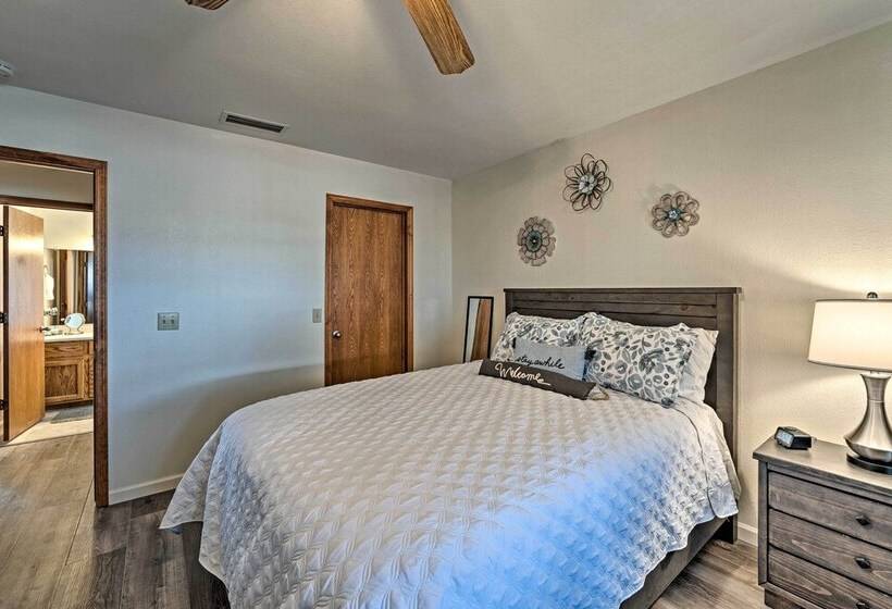 Lake Havasu City Retreat W/ Mtn Views & Patio!