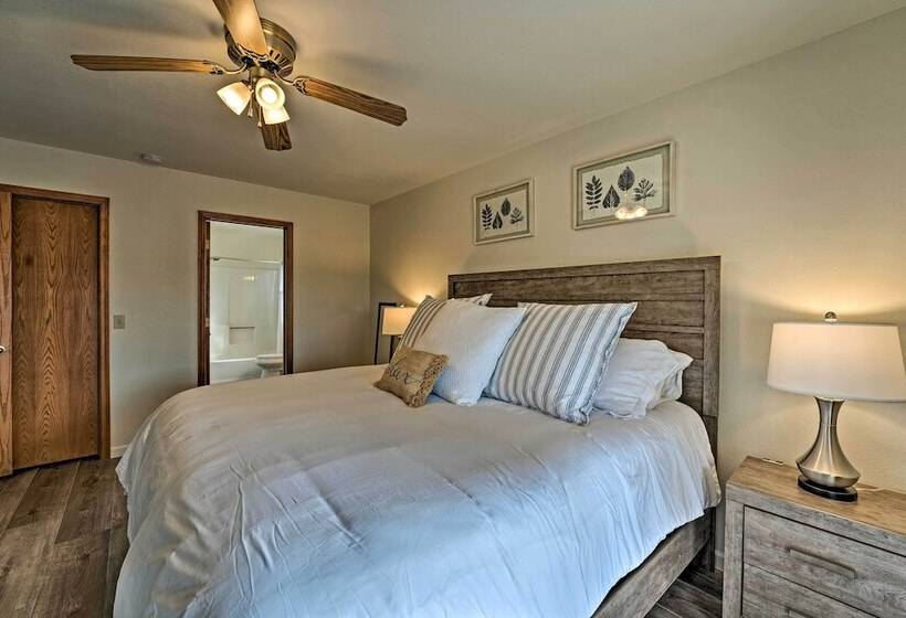 Lake Havasu City Retreat W/ Mtn Views & Patio!