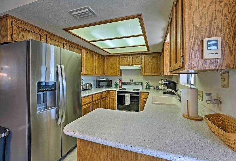 Lake Havasu City Retreat W/ Mtn Views & Patio!