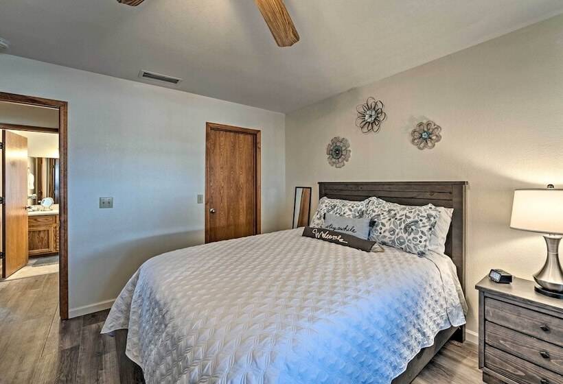 Lake Havasu City Retreat W/ Mtn Views & Patio!