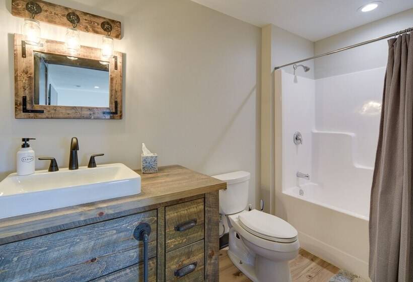 Large Home W/ Land In Prairie Farm!