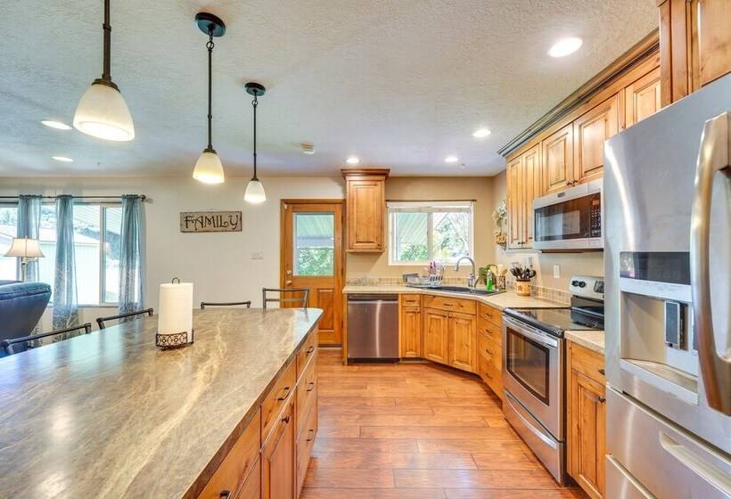 Lovely Twin Falls Home W/ Private Hot Tub!