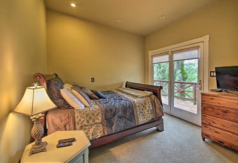 Dock, Hot Tub & Kayaks: Luxe Hot Springs Lakehouse