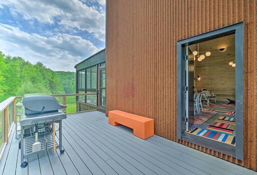 Luxe + Modern Home: 30mi To Saratoga Springs!