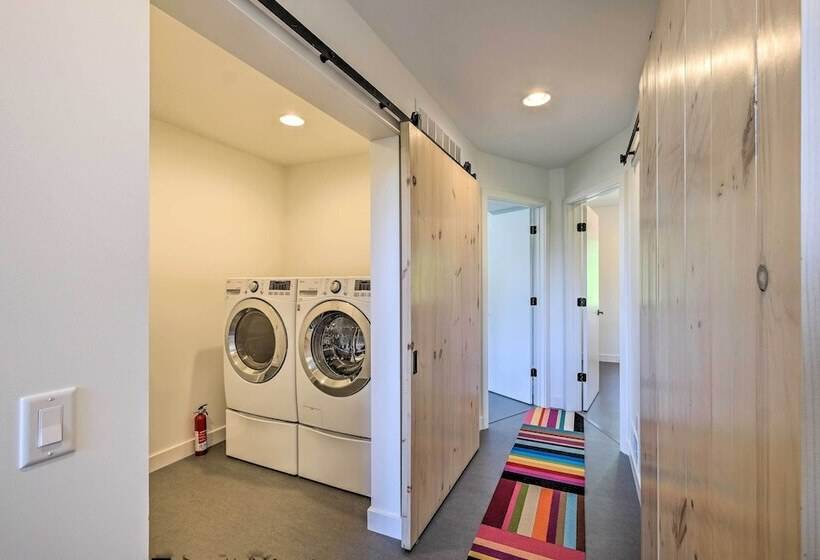 Luxe + Modern Home: 30mi To Saratoga Springs!