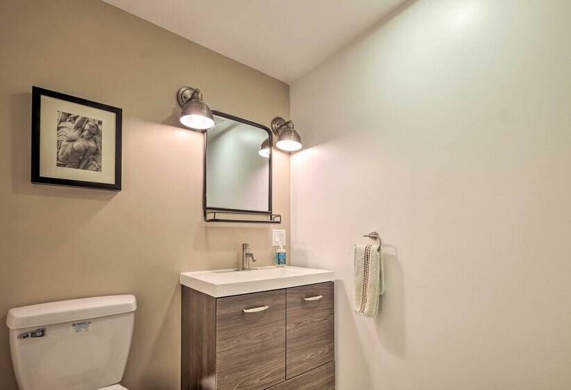 Luxe + Modern Home: 30mi To Saratoga Springs!