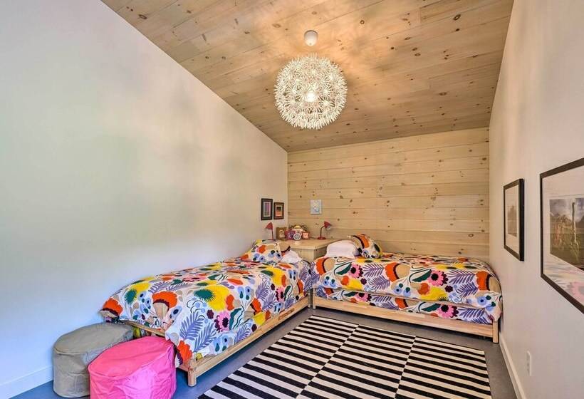 Luxe + Modern Home: 30mi To Saratoga Springs!