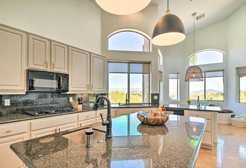 Fountain Hills Home W/ Pool, Spa & Putting Green!