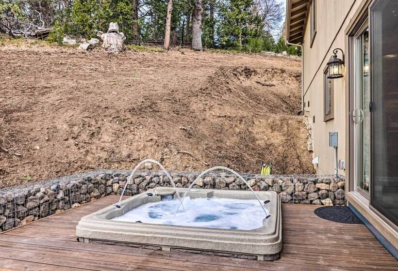 Hot Tub + Scenic Views: Luxury Twain Harte Cabin!