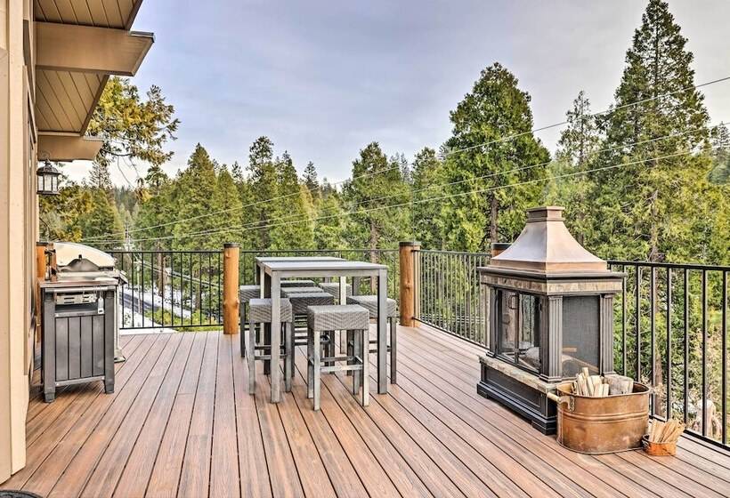 Hot Tub + Scenic Views: Luxury Twain Harte Cabin!