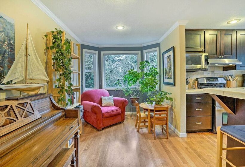 Lynnwood Home: Private Hot Tub, Fire Table & Grill