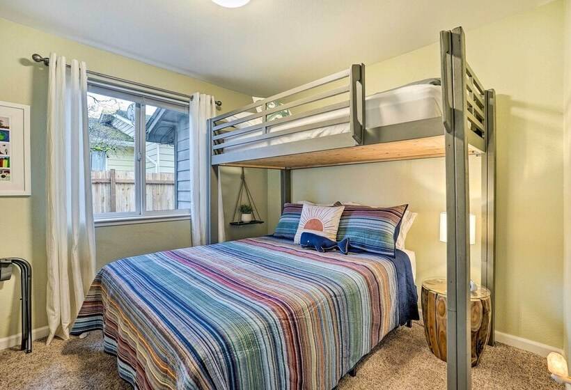 Lynnwood Home: Private Hot Tub, Fire Table & Grill