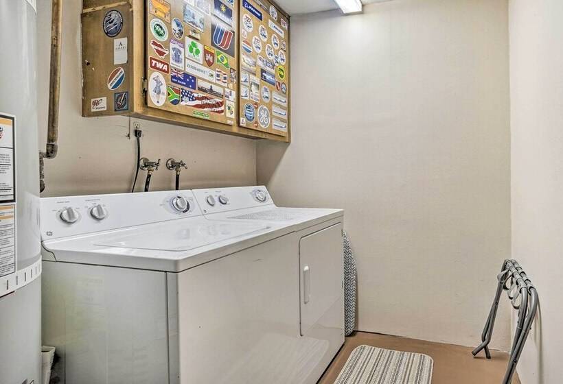 Lynnwood Home: Private Hot Tub, Fire Table & Grill